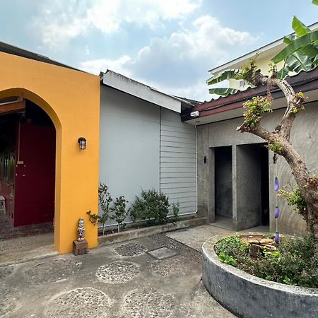 Baan Ma Feung Guesthouse Kanchanaburi by Eksteriør bilde
