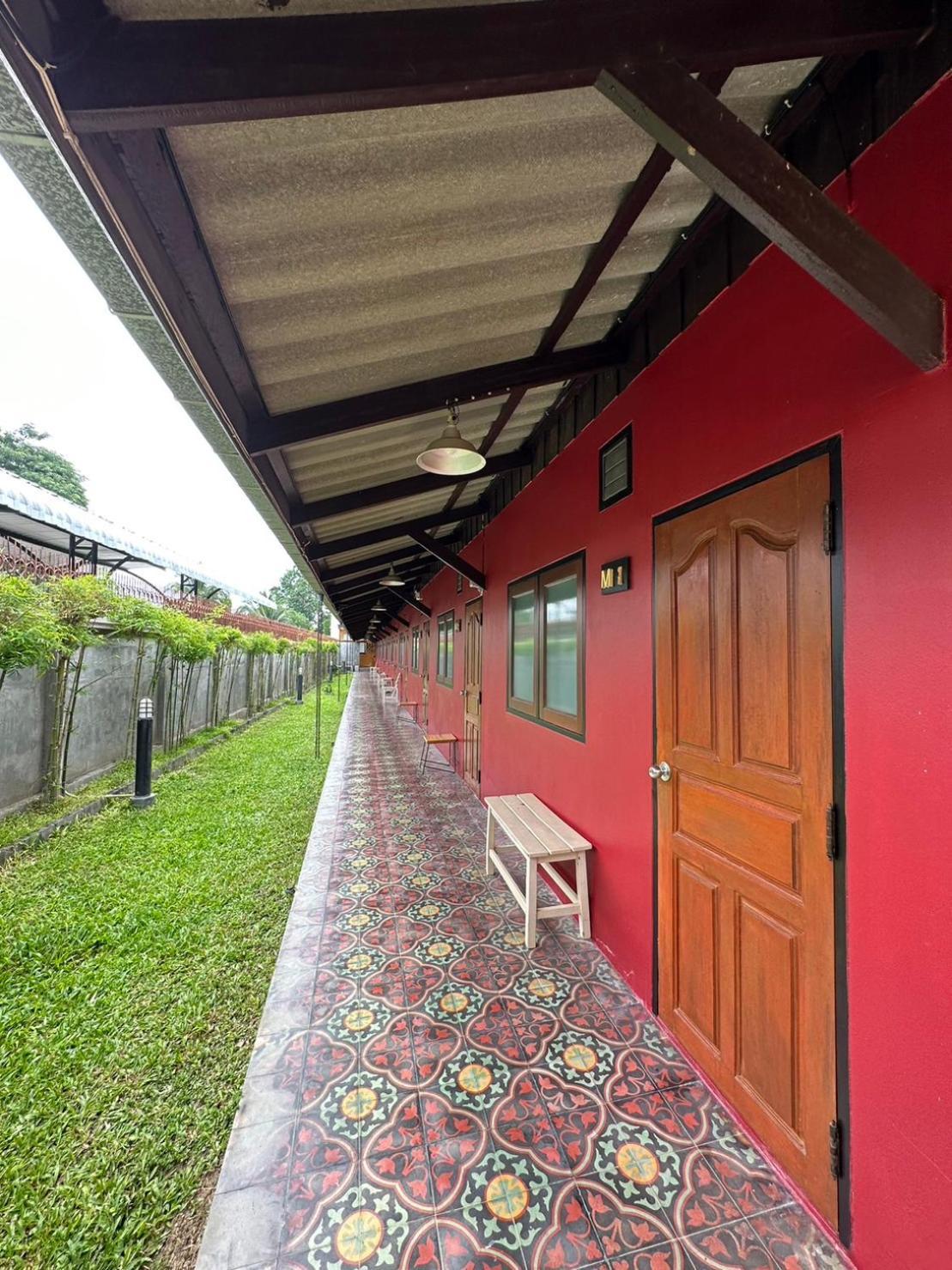 Baan Ma Feung Guesthouse Kanchanaburi by Eksteriør bilde