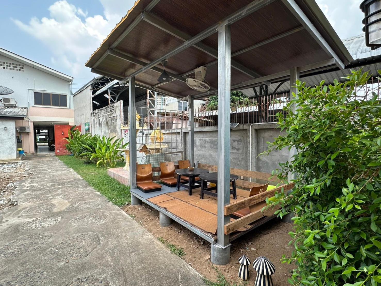 Baan Ma Feung Guesthouse Kanchanaburi by Eksteriør bilde