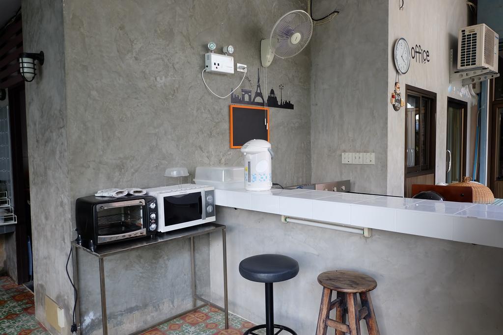Baan Ma Feung Guesthouse Kanchanaburi by Eksteriør bilde
