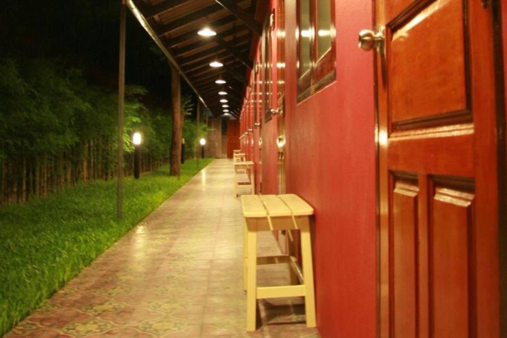 Baan Ma Feung Guesthouse Kanchanaburi by Eksteriør bilde